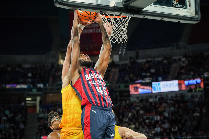 Donta Hall, siempre espectacular cerca del aro.