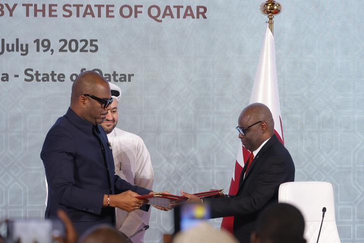 Sumbu Sita Mambu, negociador del Gobierno congolés, y Benjamin Mbonimpa, secretario ejecutivo del M23, en Doha.