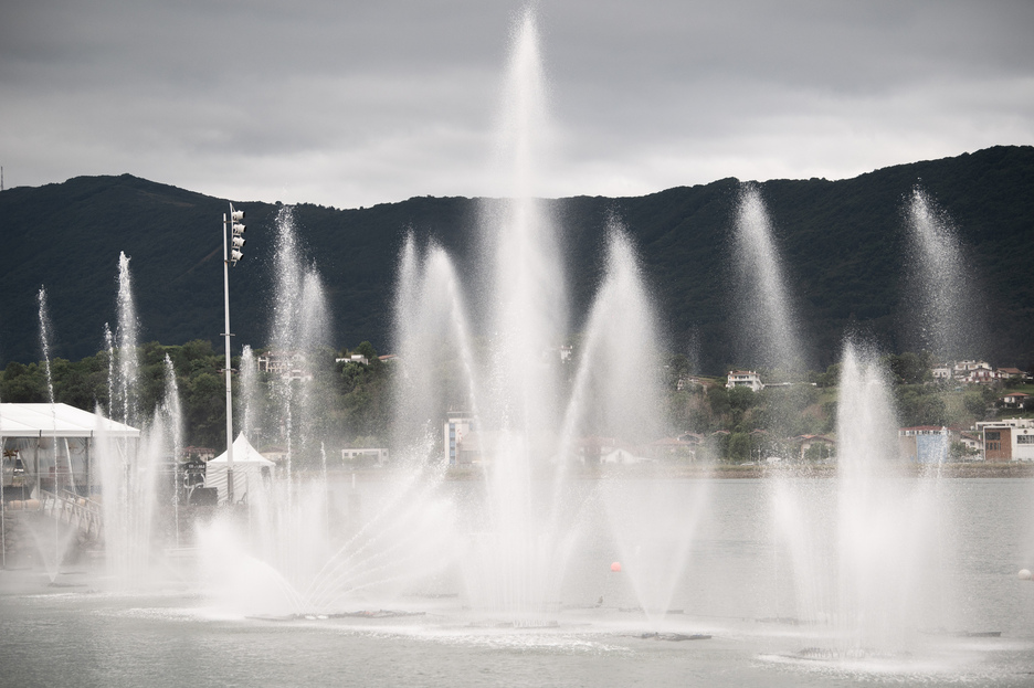 Parisko Olinpiar Jokoetako hasierako zeremonian ikusgarria burutu zuen ekipoak hainbat sorkuntza erakutsi zituen Hendaiako portura bertaraturiko jendea liluratuz. Parisko Olinpiar Jokoetako hasierako zeremonian ikusgarria burutu zuen ekipoak hainbat sorkuntza erakutsi zituen Hendaiako portura bertaraturiko jendea liluratuz.