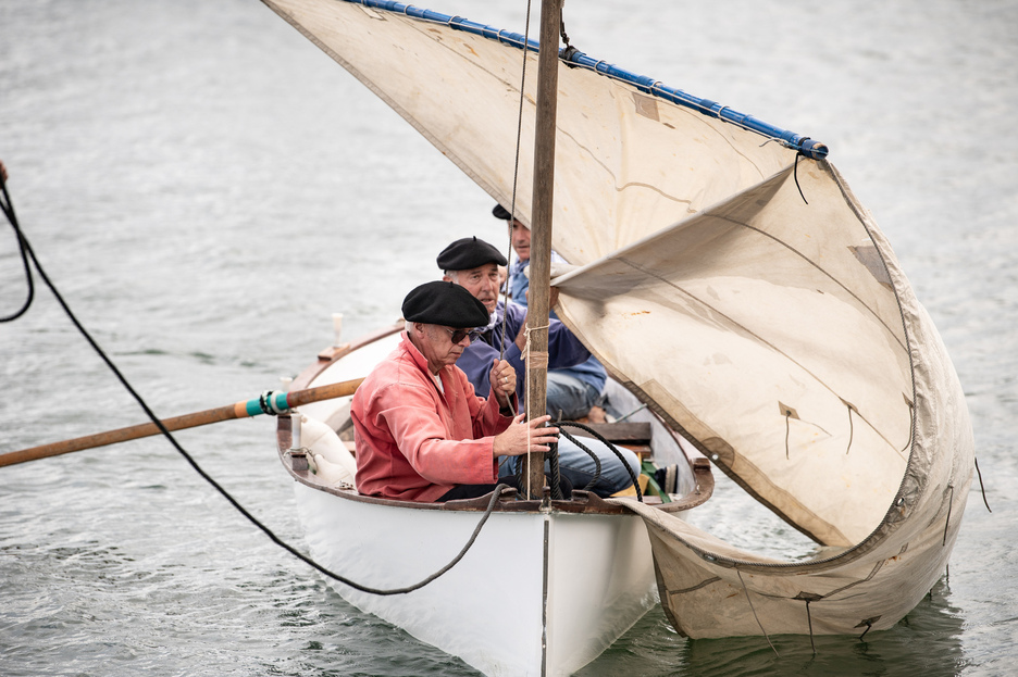 Ttiri ttara batela Kanetan porturatzeko lanetan, larunbat eguerdian.. Ttiri ttara batela Kanetan porturatzeko lanetan, larunbat eguerdian..