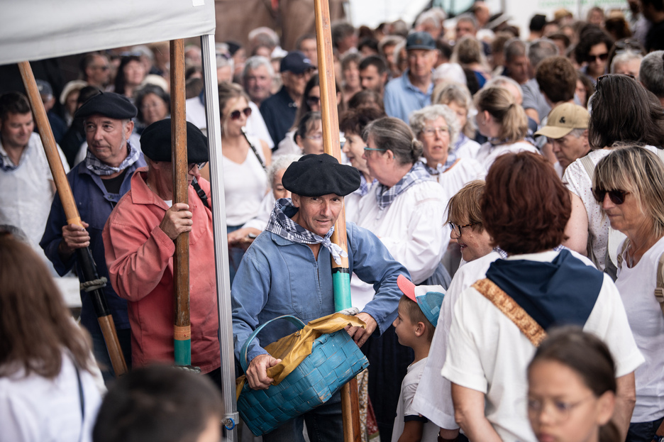 Jende anitz bildu zen arrantzaleen etorrera ospatzeko desfilean. Jende anitz bildu zen arrantzaleen etorrera ospatzeko desfilean.