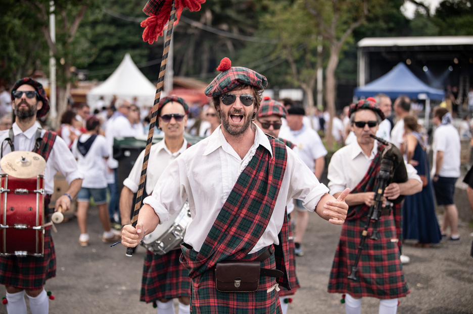 Zarpai Bandaren urtemuga ospatzeko asteburuan ezin ziren beste txarangetan jarduten duten lagunak falta. Zarpai Bandaren urtemuga ospatzeko asteburuan ezin ziren beste txarangetan jarduten duten lagunak falta.