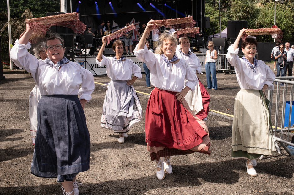 Sardinerak, Hendaiako Kanetan, arrantzaren mundua lehen lerroan emanez. Sardinerak, Hendaiako Kanetan, arrantzaren mundua lehen lerroan emanez.
