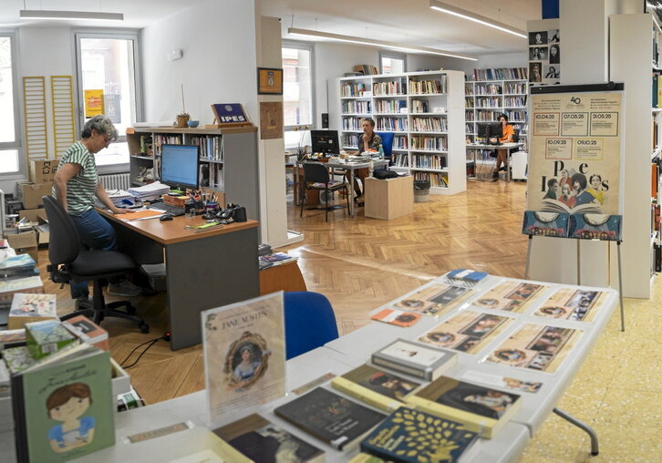 Uno de los rincones de la Biblioteca de Mujeres de IPES Elkartea en Iruñea, ubicada en la Casa de las Mujeres. En la página anterior, vista de otro de los espacios del Centro de Documentación.