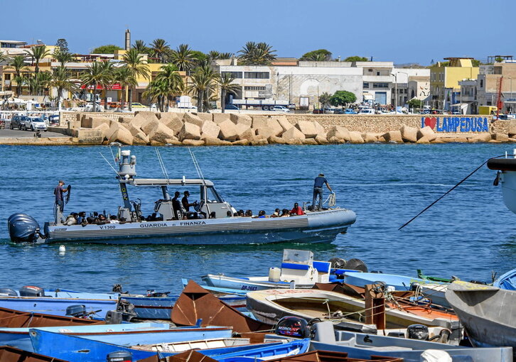 Una patrullera italiana desembarca migrantes en Lampedusa en agosto de 2023.