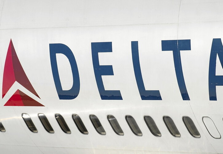 Logotipo de la compañía aérea estadounidense Delta Airlines y dos opciones de compra en una página comercial