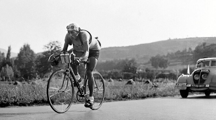 En la imagin superior, Albert Bourlon, el 11 de julio de 1947, en la fuga exitosa más larga de la historia del Tour. Abajo, el mismo protagonista, en las calles de Luchon, ese mismo día y año.