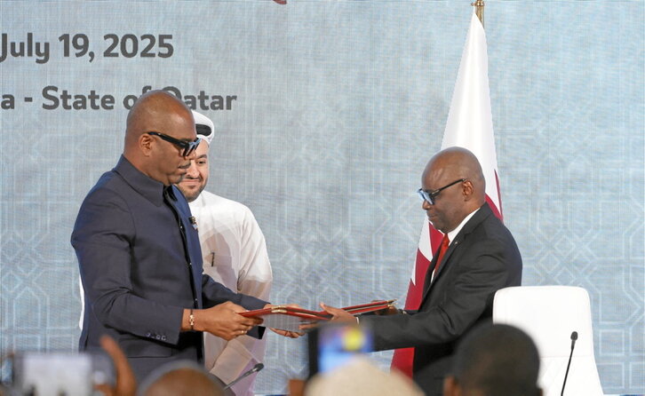 Sumbu Sita Mambu, negociador del Gobierno congolés, y Benjamin Mbonimpa, secretario ejecutivo del M23, en Doha.