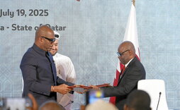 Sumbu Sita Mambu, negociador del Gobierno congolés, y Benjamin Mbonimpa, secretario ejecutivo del M23, en Doha.