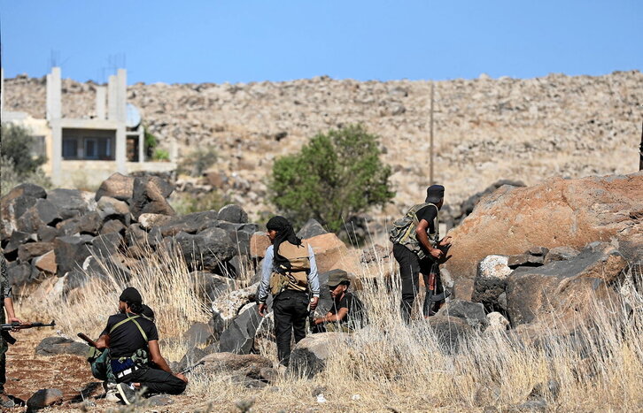 Combatientes tomaban posiciones el viernes durante los enfrentamientos en la localidad de Wolgha, en la gobernación de Sueida.