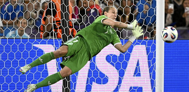 La portera alemana Berger, elegida Jugadora del Partido, fue símbolo de la resistencia de la selección teutona.