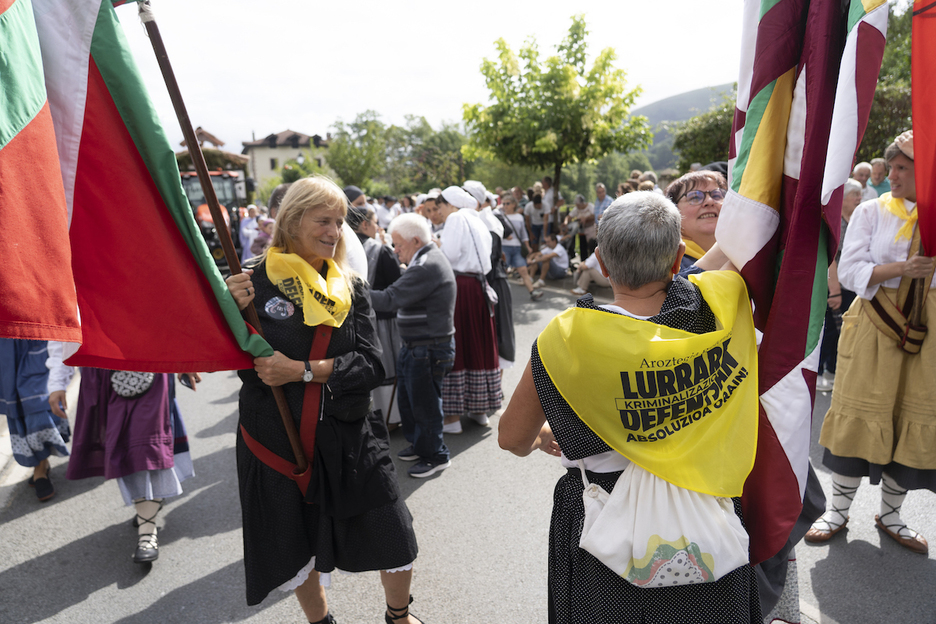 Aroztegikoekin elkartasun taldeko kideak izan dira desfilearen abanderatuak. Aroztegikoekin elkartasun taldeko kideak izan dira desfilearen abanderatuak.