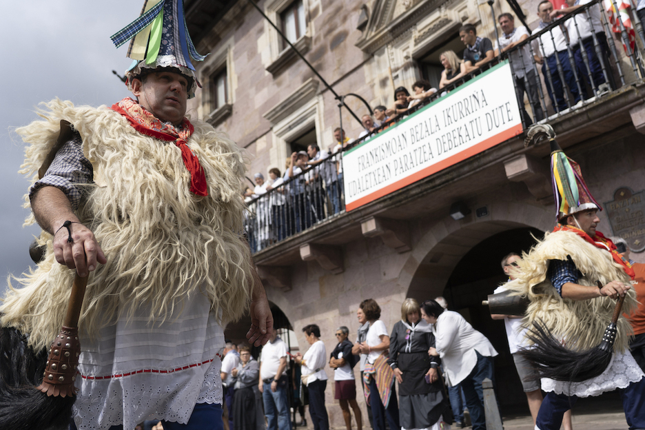 Iturengo joaldunak izan dira desfileraren aurreko aldean. Iturengo joaldunak izan dira desfileraren aurreko aldean.