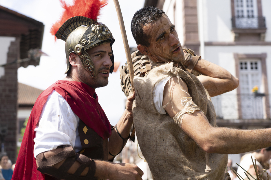 Desfilean antzeztu duten eszenetako bat. Desfilean antzeztu duten eszenetako bat.