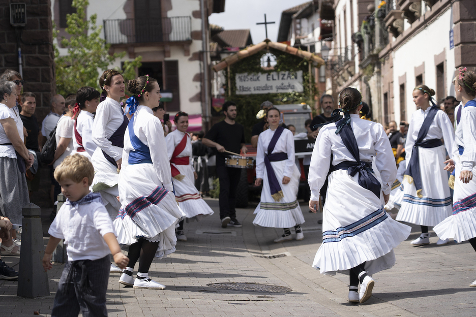 Dantzariak desfilean. Dantzariak desfilean.