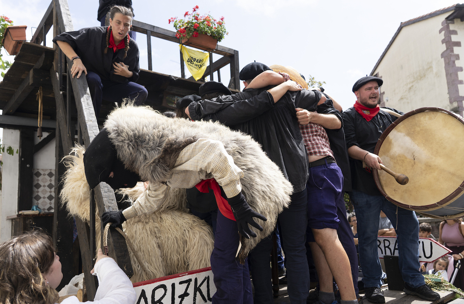 Desfilean izan den beste antzezpen bat. Desfilean izan den beste antzezpen bat.