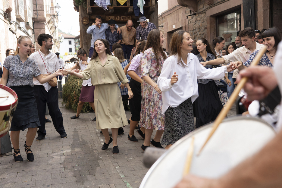 Elizondoko kaleetan barrena ibili da Baztandarren Biltzarraren desfilea. Elizondoko kaleetan barrena ibili da Baztandarren Biltzarraren desfilea.