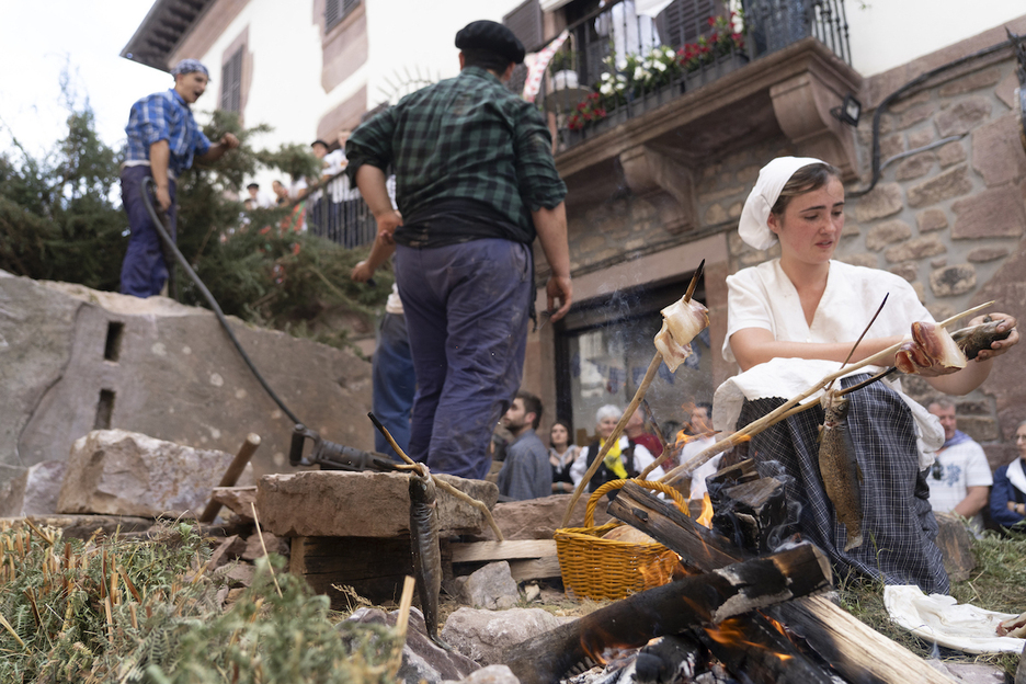 Lan tradizionalak berreskuratu dituzte desfilerako. Lan tradizionalak berreskuratu dituzte desfilerako.