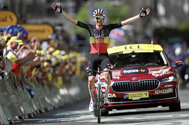 Tim Wellens abre los brazos al atravesar la línea de meta y conseguir la quinta victoria para UAE.