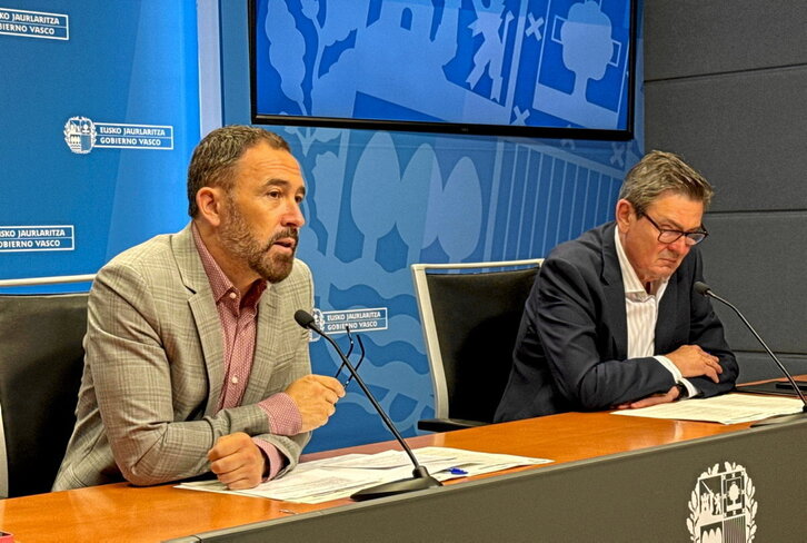 Denis Itxaso, consejero de Vivienda, y Mario Yoldi, director de Planificación y Procesos Operativos de Vivienda. 