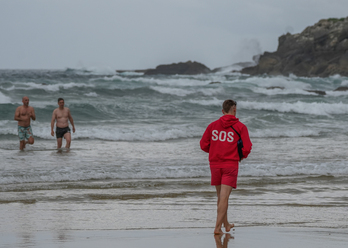 Un socorrista en una playa de Donostia.