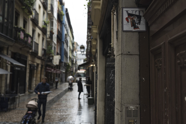 Pisu turistiko bat dagoela adierazten duen ikurra Bilboko atari batean.