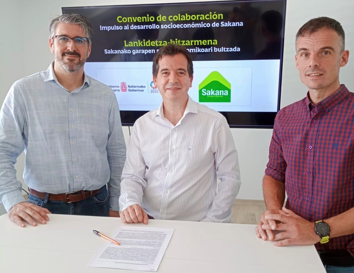 Rubén Auza (OAP), el consejero Mikel Irujo y Aitor Larraza (SGA), en la presentación del convenio.
