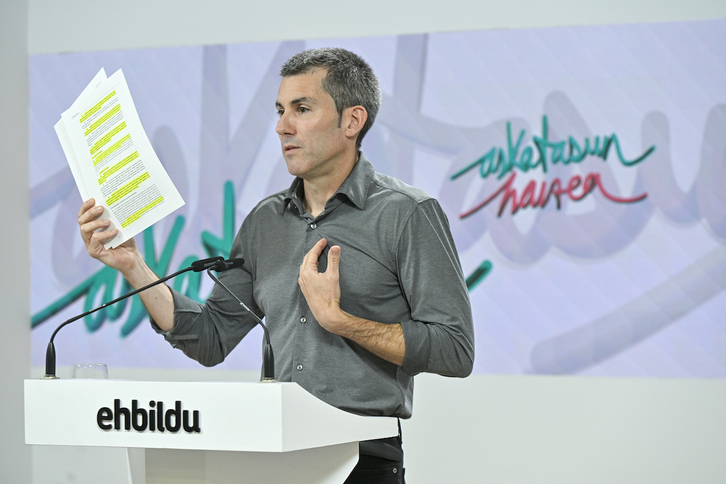 Rueda de prensa de Arkaitz Rodríguez en Donostia.