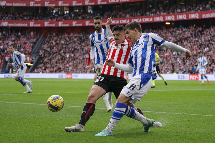 Ander Capa en un derbi contra la Real, su penúltimo partido como jugador del Athletic.