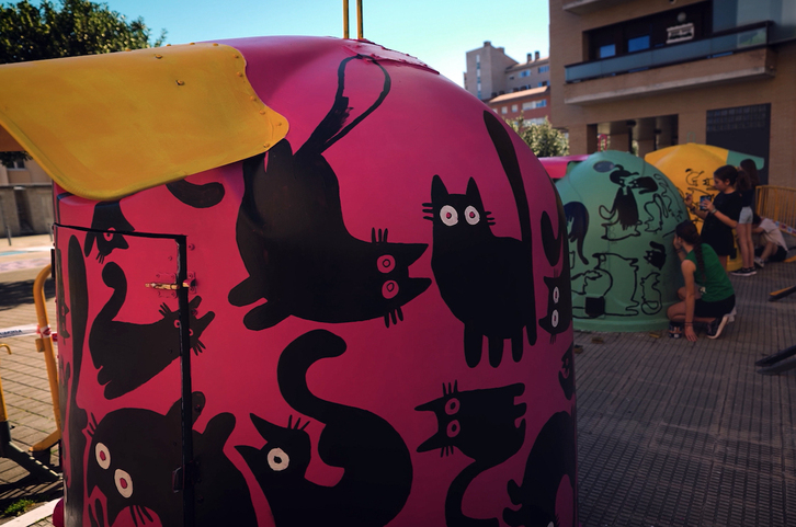 Beirako edukiontzi zaharrak, egokituta eta apainduta.