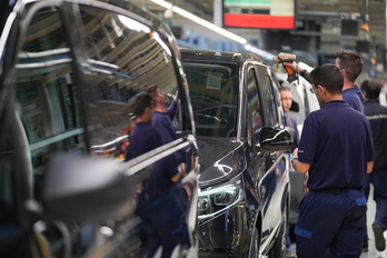 Trabajadores de Mercedes Gasteiz en la cadena de montaje.