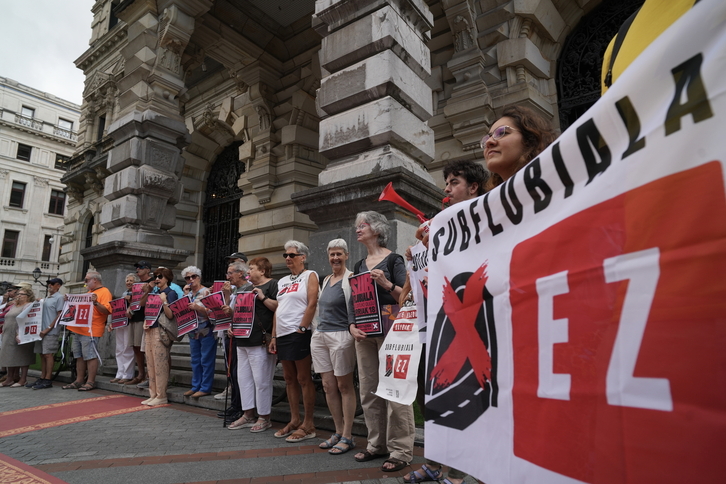 Protesta ruidosa ante el palacio foral, en plena Gran Vía bilbaina.