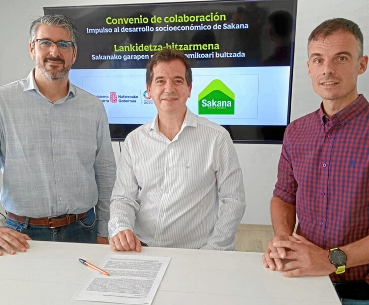 Rubén Auza (OAP), el consejero Mikel Irujo y Aitor Larraza (SGA), ayer.