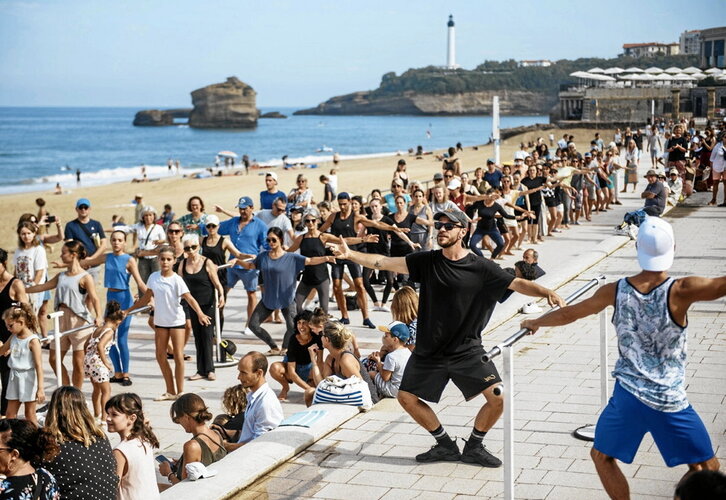 Harriague, Biarritzen, hastapen ikastaro bat ematen, 2023ko Maitaldian.