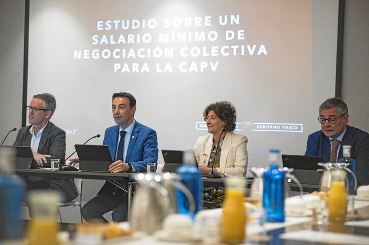 El consejero Torres y sus tres viceconsejeros presentaron el estudio ante la prensa.