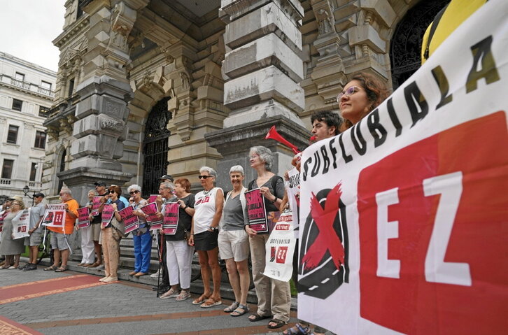 Protesta ruidosa ante el palacio foral, en plena Gran Vía bilbaina.