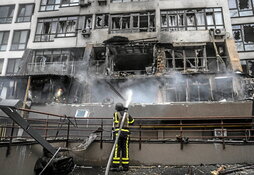 Bomberos intervienen un edificio atacado por drones rusos en Kiev.