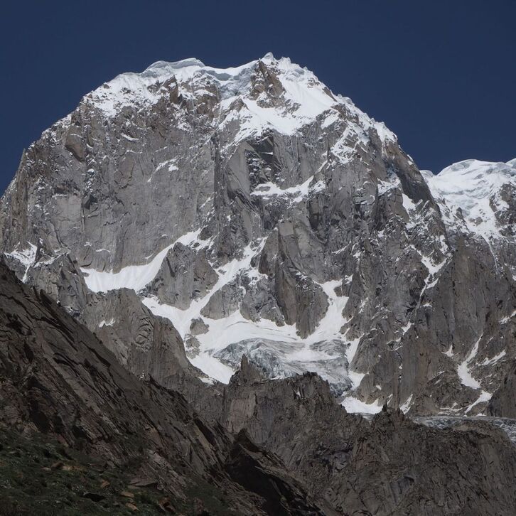 Txekiarrek Hunza mendiaren hego-mendebaldeko isuria lehen aldiz igo dute.