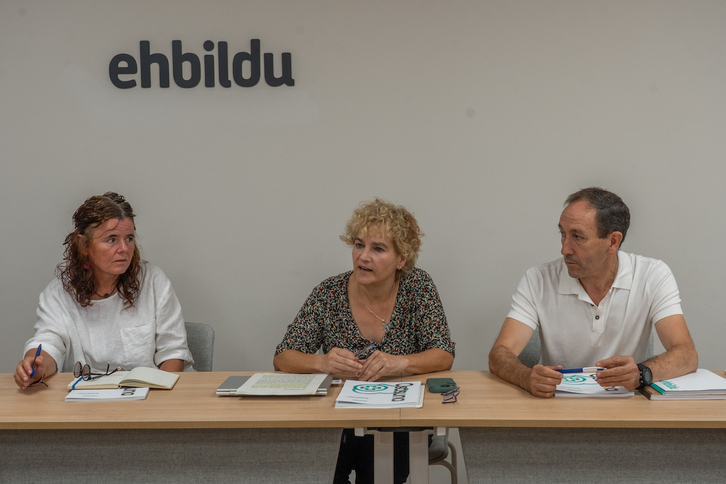 Ubera, en el centro, ha censurado la política de personal desarrollada por Osakidetza.