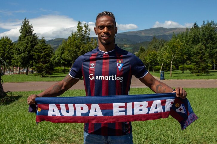 Amador llega para aportar veteranía y envergadura en la zaga armera.