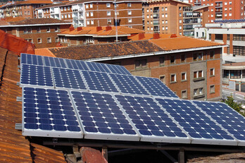 Irudian, plaka fotoboltaikoak Bilboko eraikin batean.