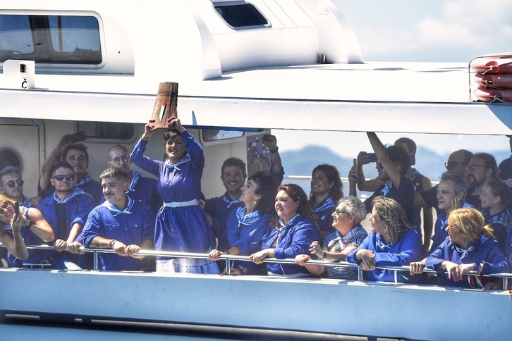 Nadia Nemeh Shomaly Bermeoko alkatea, teila jaurtitzeko unean.