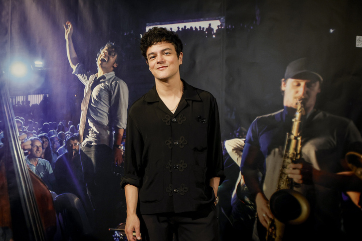 Jamie Cullum posa ante una imagen de su primer concierto en Jazzaldia.