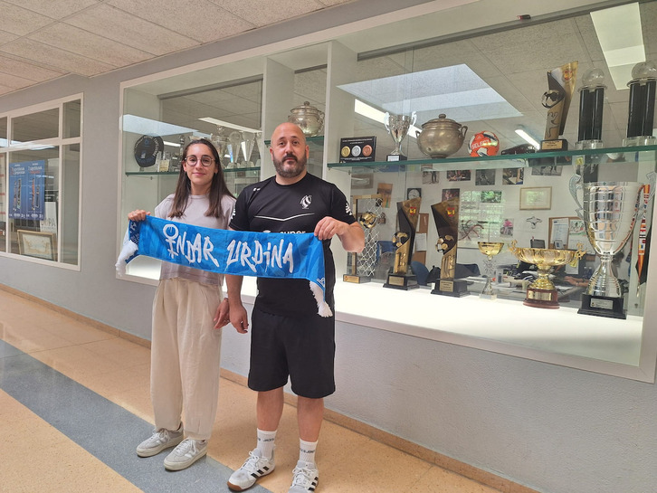 Amores y Begiristain posan con una bufanda del equipo.