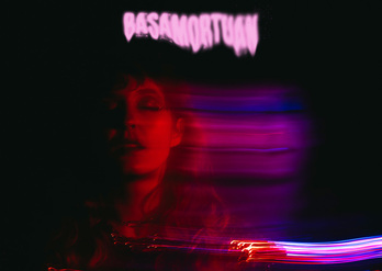 Iluntasuna eta neoizko argiak uztartu ditu Belek ‘Basamortuan’ kantua aurkezteko.