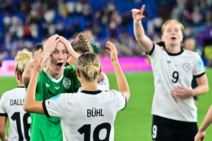 Berger y Buhl celebran la victoria de Alemania frente a Francia en cuartos de la Eurocopa.
