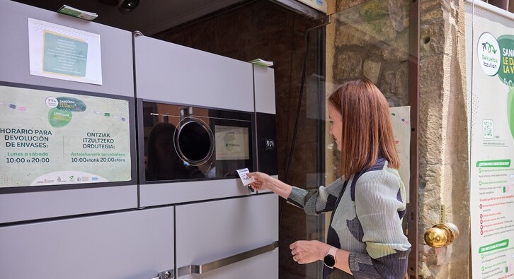 La directora general de Medio Ambiente Ana Bretaña muestra como usar la máquina de depósito de envases