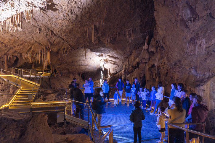 Astearte honetako bisita gidatua Mendukiloko leizean.
