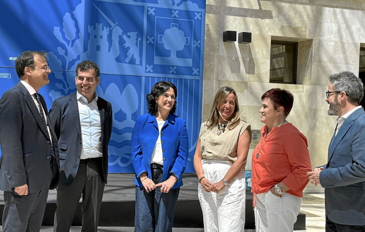 La nueva cúpula del Departamento de Salud se fotografió ayer en el atrio de Lehendakaritza tras el anuncio del consejero.