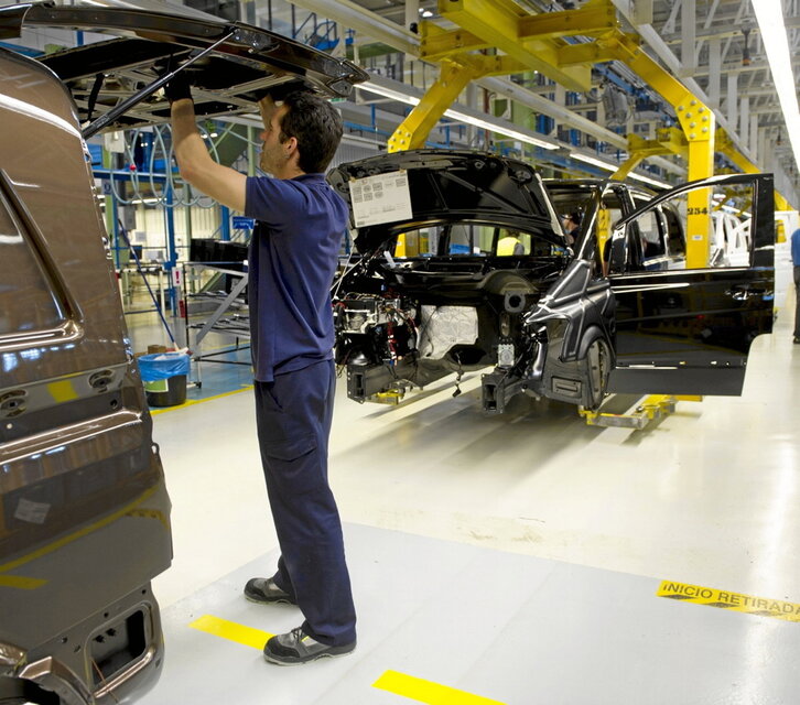 Trabajadores de Mercedes Gasteiz en la cadena de montaje.
